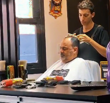 Cuidando do visual na barbearia Zero Baixa