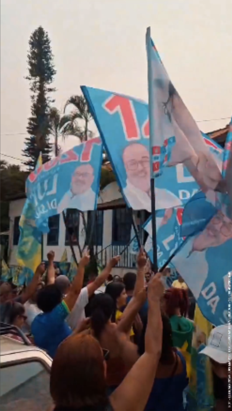 Agradeço aos amigos que estão juntos nessa caminhada.